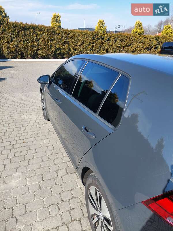 Хэтчбек Volkswagen e-Golf 2018 в Долине