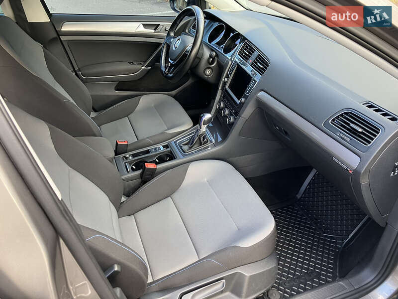 Хетчбек Volkswagen e-Golf 2015 в Дніпрі