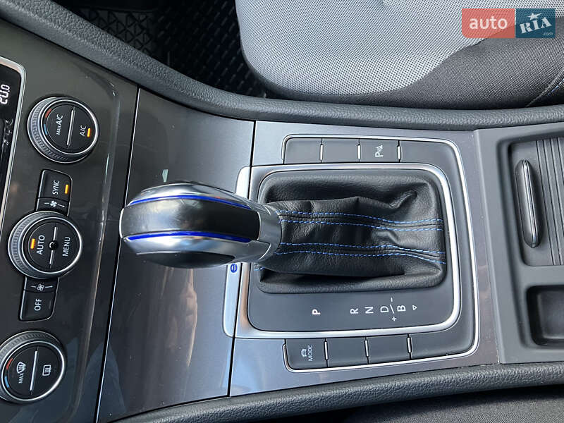 Хетчбек Volkswagen e-Golf 2015 в Дніпрі