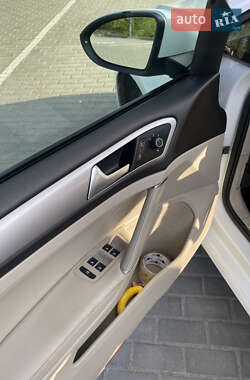 Хетчбек Volkswagen e-Golf 2014 в 