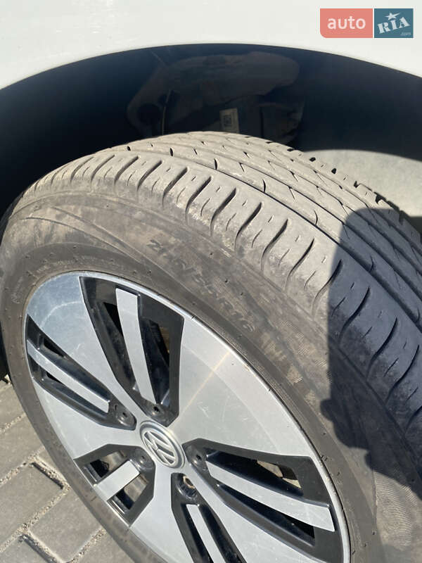 Хэтчбек Volkswagen e-Golf 2014 в Днепре