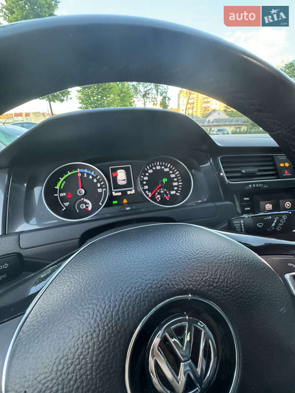 Хэтчбек Volkswagen e-Golf 2017 в Ужгороде