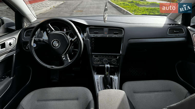 Хэтчбек Volkswagen e-Golf 2017 в Мироновке