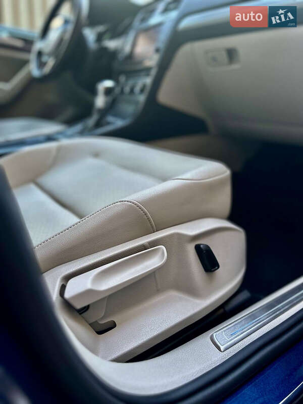 Хетчбек Volkswagen e-Golf 2015 в Дніпрі