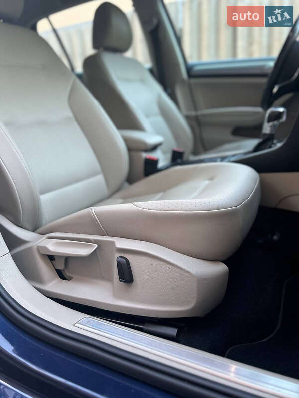 Хетчбек Volkswagen e-Golf 2015 в Дніпрі