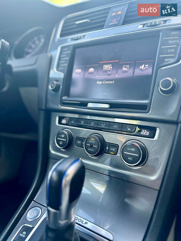 Хетчбек Volkswagen e-Golf 2015 в Дніпрі