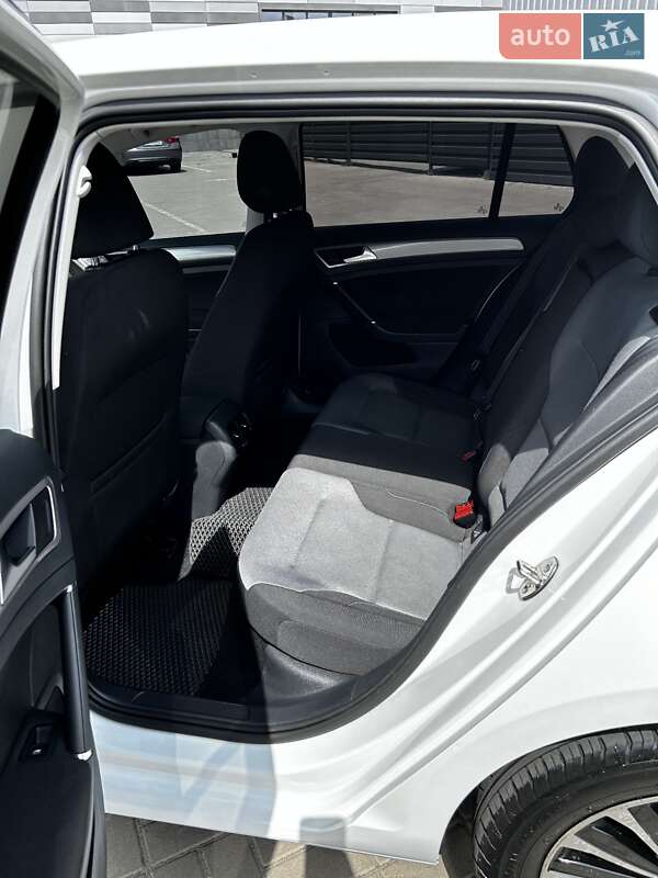 Хетчбек Volkswagen e-Golf 2015 в Черкасах