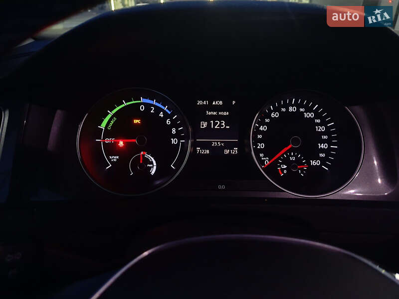 Хетчбек Volkswagen e-Golf 2015 в Чернівцях