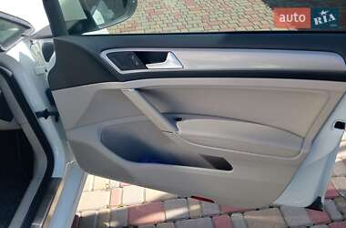 Хэтчбек Volkswagen e-Golf 2015 в 