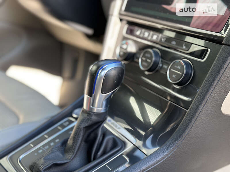 Хетчбек Volkswagen e-Golf 2017 в Києві