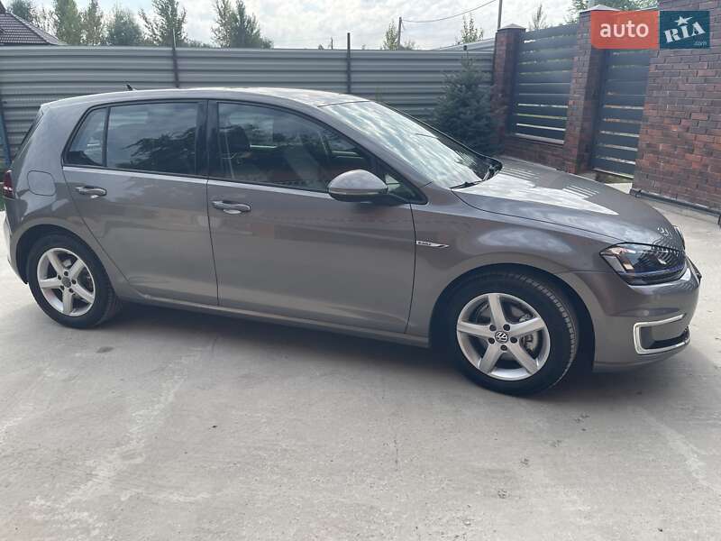 Хетчбек Volkswagen e-Golf 2015 в Києві