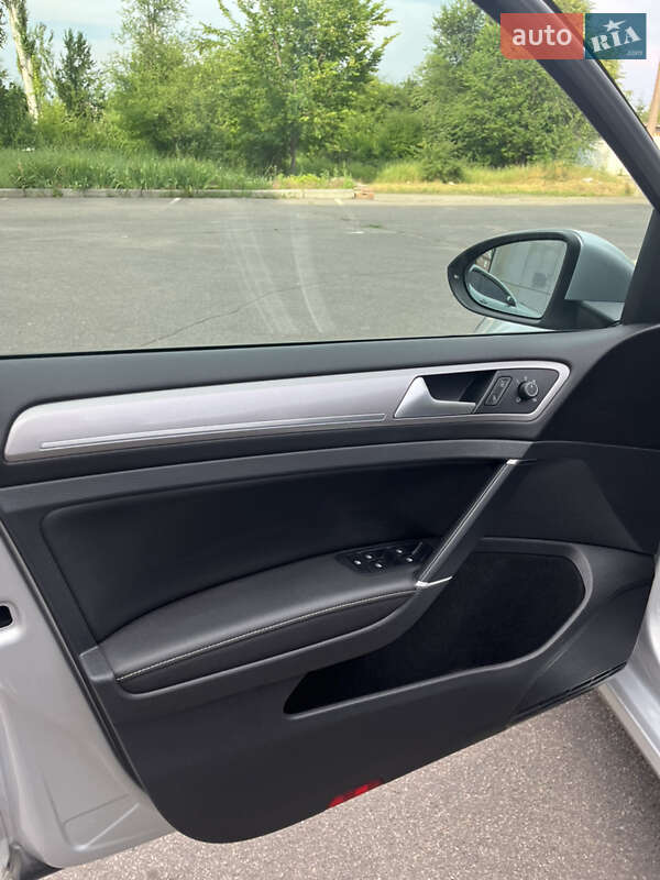 Хэтчбек Volkswagen e-Golf 2016 в Кривом Роге