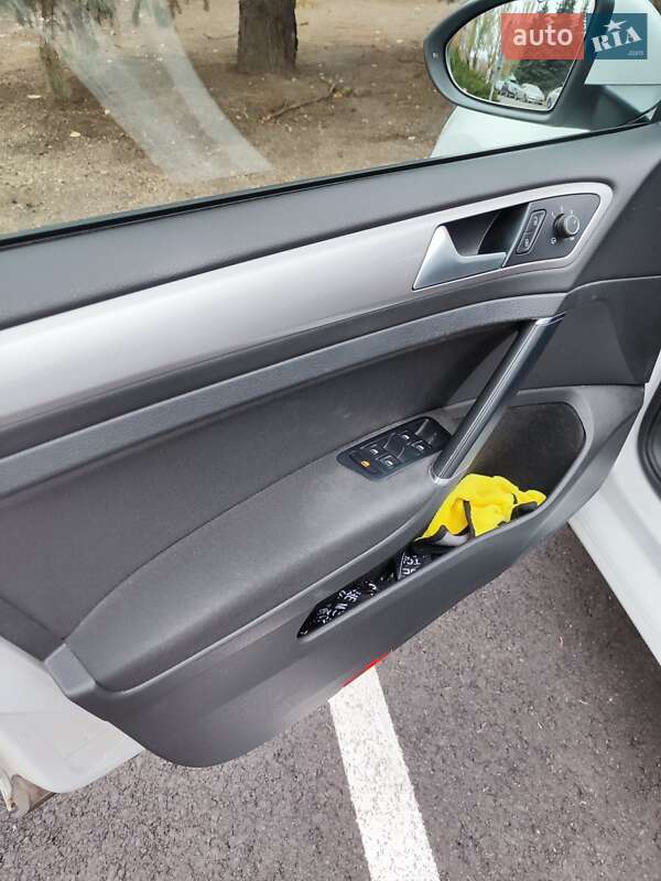 Хетчбек Volkswagen e-Golf 2015 в Кривому Розі