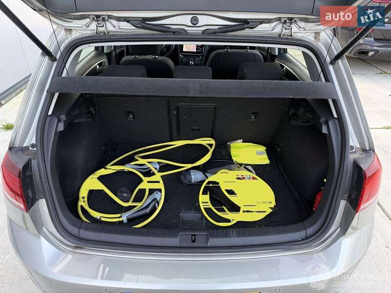 Хэтчбек Volkswagen e-Golf 2018 в Киеве