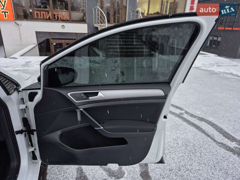 Хетчбек Volkswagen e-Golf 2015 в Івано-Франківську