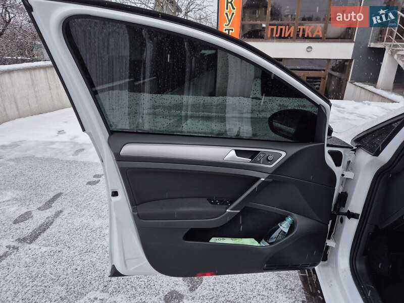 Хетчбек Volkswagen e-Golf 2015 в Івано-Франківську