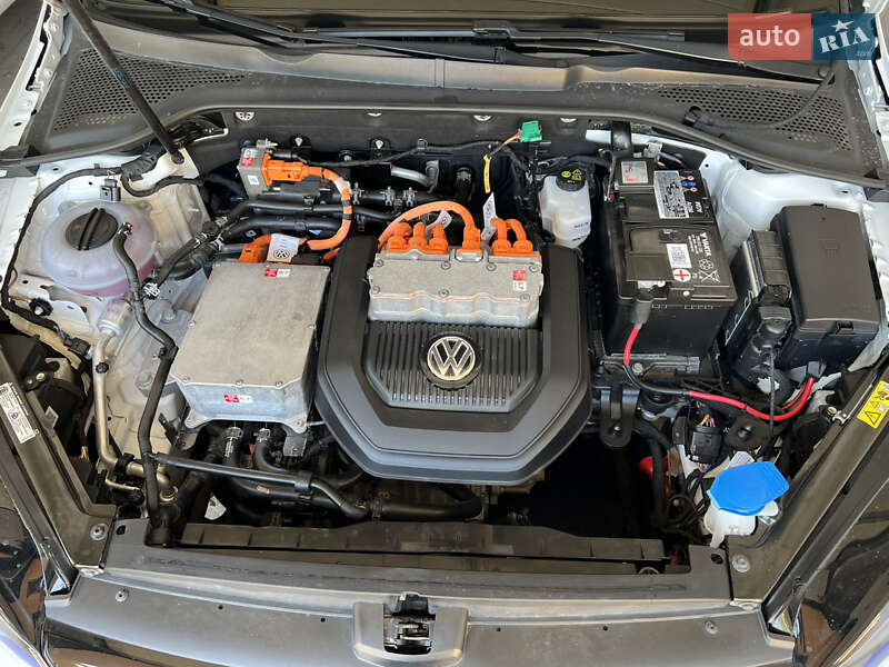Хетчбек Volkswagen e-Golf 2016 в Дніпрі