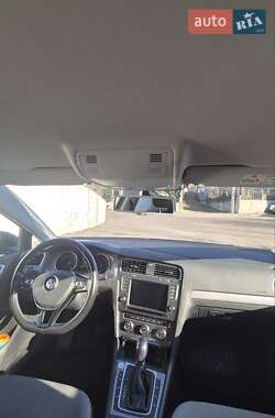 Хэтчбек Volkswagen e-Golf 2015 в 
