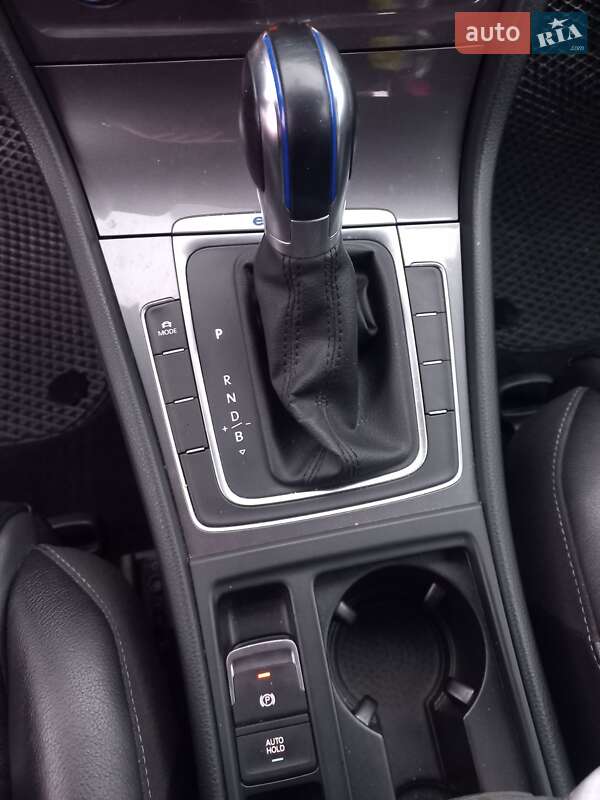 Хетчбек Volkswagen e-Golf 2015 в Києві