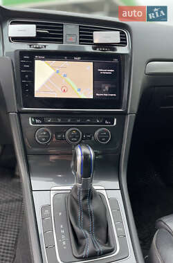 Хэтчбек Volkswagen e-Golf 2017 в 