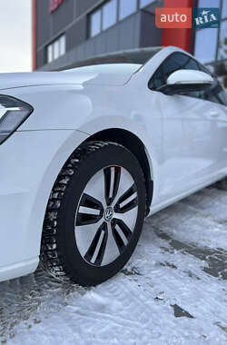 Хэтчбек Volkswagen e-Golf 2014 в 