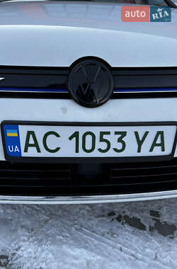 Хэтчбек Volkswagen e-Golf 2014 в 