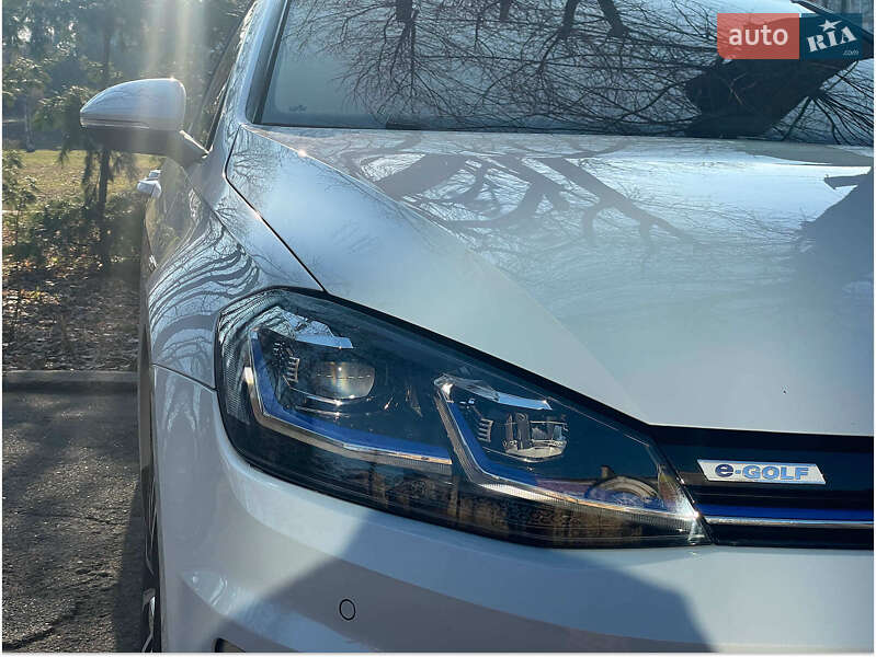 Хэтчбек Volkswagen e-Golf 2018 в Киеве