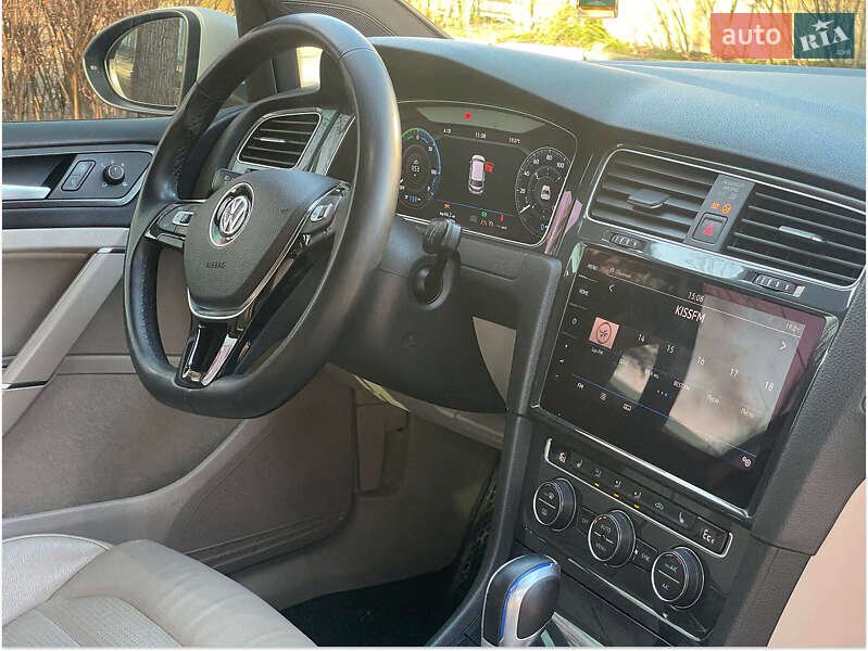 Хэтчбек Volkswagen e-Golf 2018 в Киеве