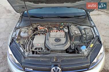 Хэтчбек Volkswagen e-Golf 2016 в 