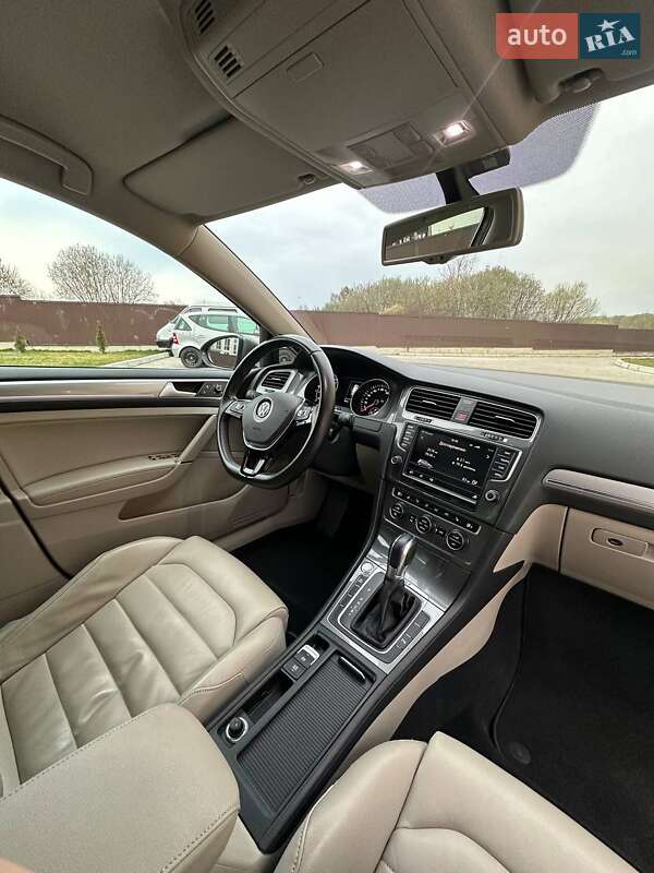 Хэтчбек Volkswagen e-Golf 2015 в Львове