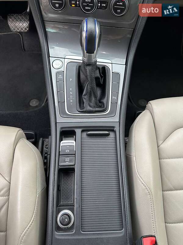 Хэтчбек Volkswagen e-Golf 2015 в Львове