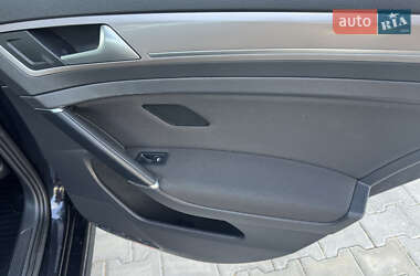 Хэтчбек Volkswagen e-Golf 2015 в 