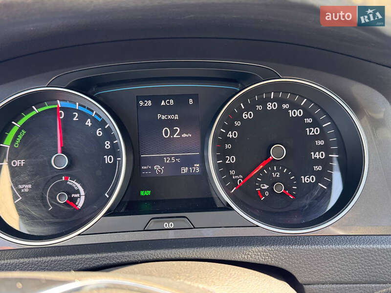 Хэтчбек Volkswagen e-Golf 2014 в 