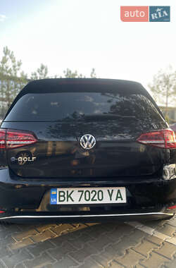 Хетчбек Volkswagen e-Golf 2016 в 