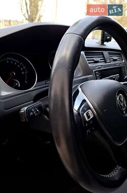 Хэтчбек Volkswagen e-Golf 2015 в 