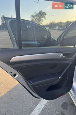 Хэтчбек Volkswagen e-Golf 2014 в 