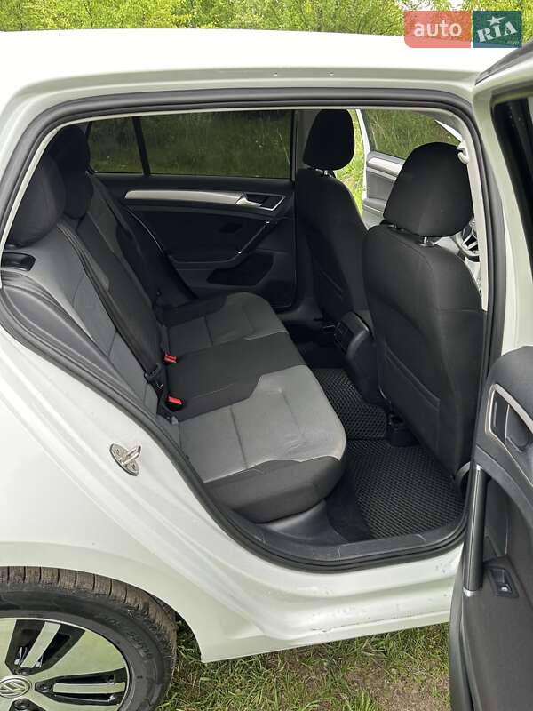 Хэтчбек Volkswagen e-Golf 2015 в Лубнах