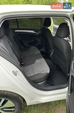 Хэтчбек Volkswagen e-Golf 2015 в 