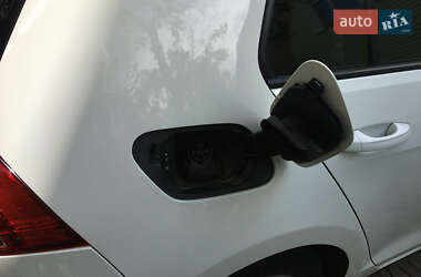 Хетчбек Volkswagen e-Golf 2016 в 