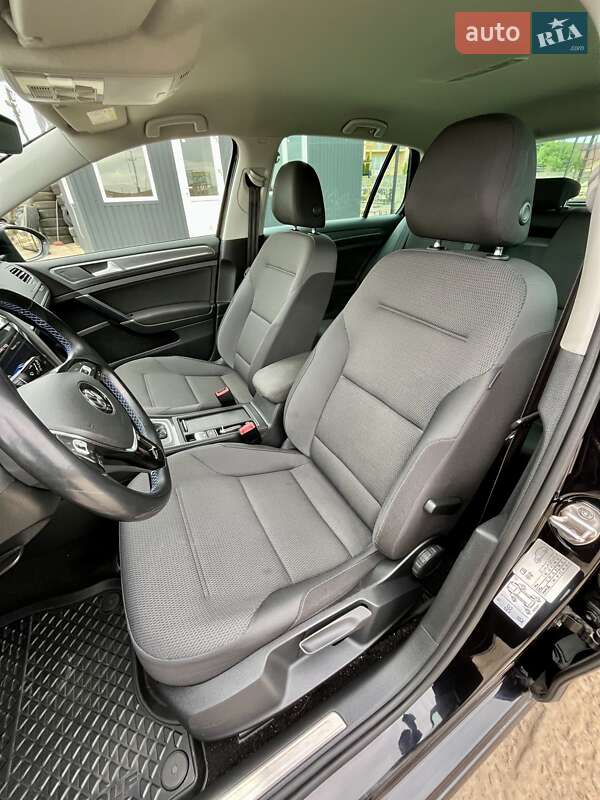 Хэтчбек Volkswagen e-Golf 2018 в Львове фото 35 Хэтчбек Volkswagen e-Golf 2018 в Львове