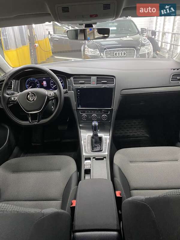 Хетчбек Volkswagen e-Golf 2018 в Дніпрі