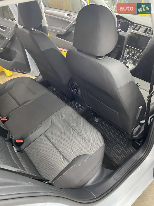 Хетчбек Volkswagen e-Golf 2018 в Дніпрі