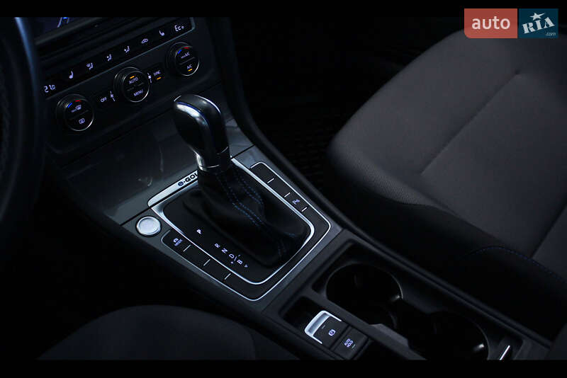 Хэтчбек Volkswagen e-Golf 2017 в Киеве