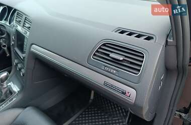 Хетчбек Volkswagen e-Golf 2015 в  фото 54 Хетчбек Volkswagen e-Golf 2015 в