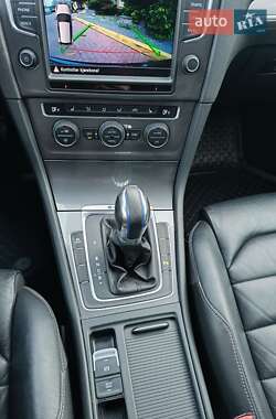 Хетчбек Volkswagen e-Golf 2015 в  фото 61 Хетчбек Volkswagen e-Golf 2015 в
