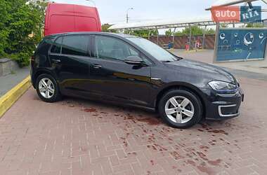 Хетчбек Volkswagen e-Golf 2015 в  фото 18 Хетчбек Volkswagen e-Golf 2015 в