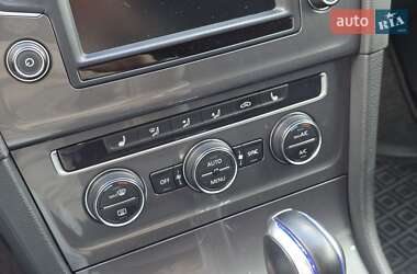 Хэтчбек Volkswagen e-Golf 2015 в 