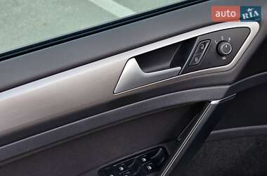 Хэтчбек Volkswagen e-Golf 2015 в 