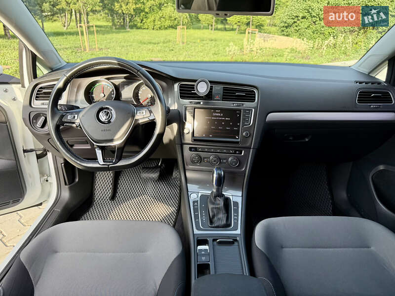 Хэтчбек Volkswagen e-Golf 2016 в Киеве