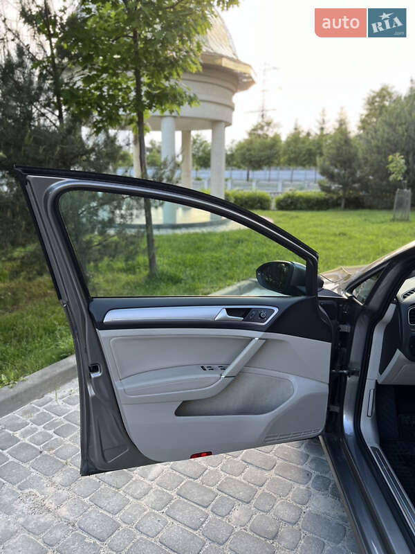 Хэтчбек Volkswagen e-Golf 2015 в Ивано-Франковске